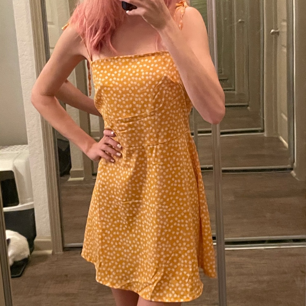 Yellow sun dress with white daisy🌼